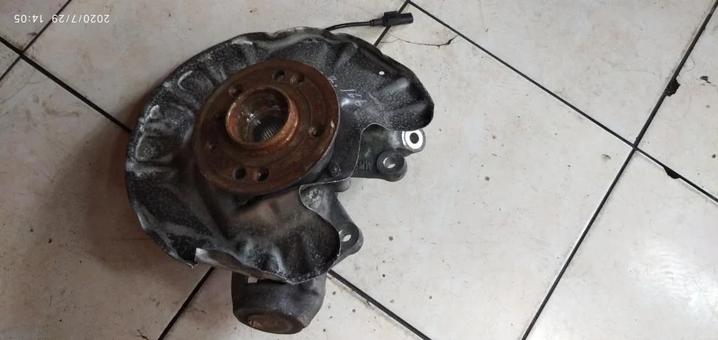 Кулак подвески задний правый Mercedes-Benz