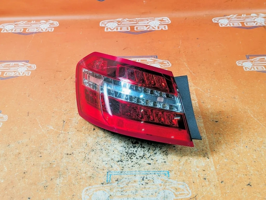 Фонарь задний левый Mercedes-Benz