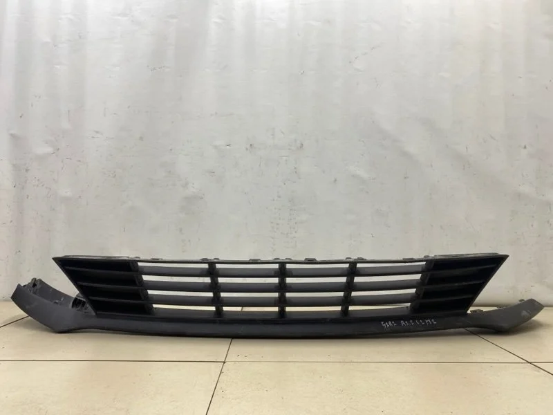 Решетка в бампер центральная передняя Kia Rio 4 FB