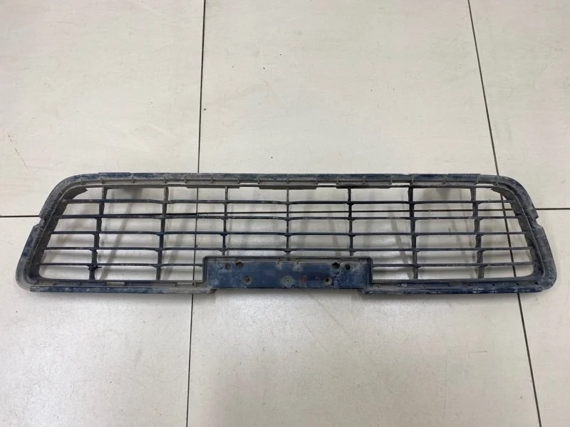 Решетка в бампер центральная Toyota Hilux 8