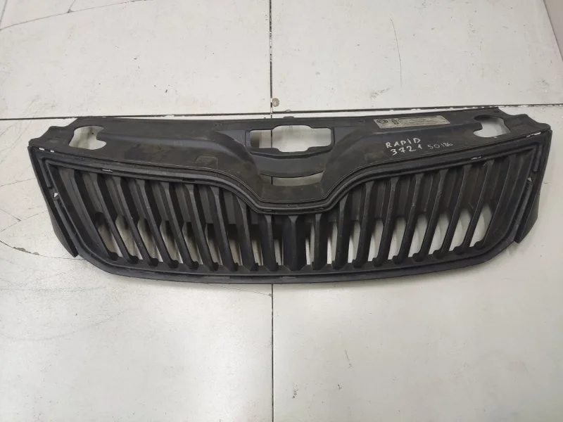 Решетка радиатора Skoda Rapid 1