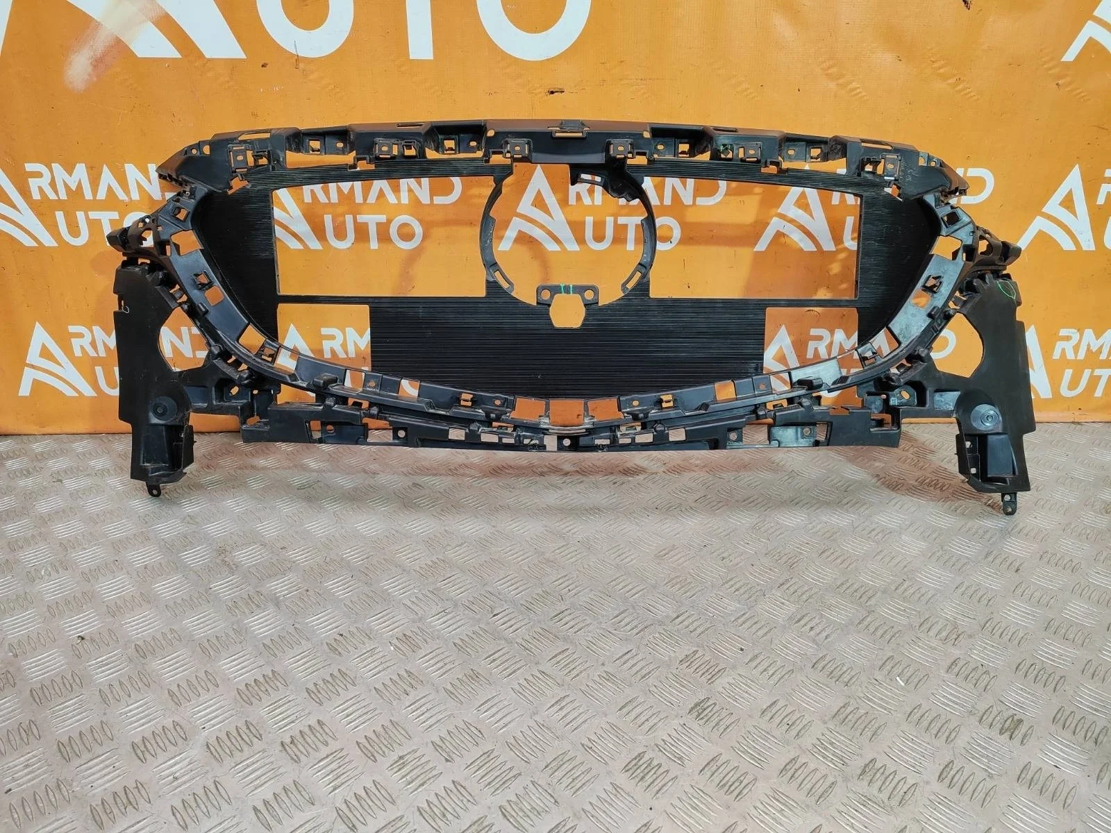 Кронштейн решетки радиатора Mazda 6 2018-нв 3 GJ