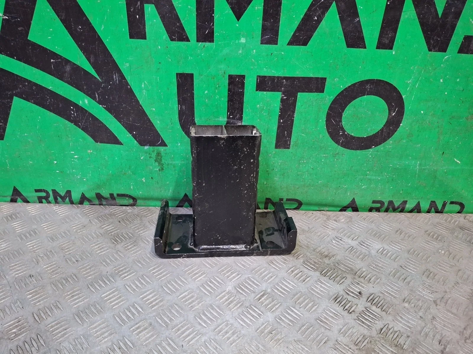 Кронштейн усилителя бампера Land Rover Range 2012-2022 4 L405