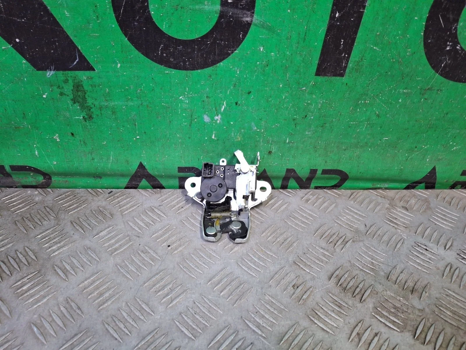 Замок крышки багажника Hyundai Solaris 2010-2017