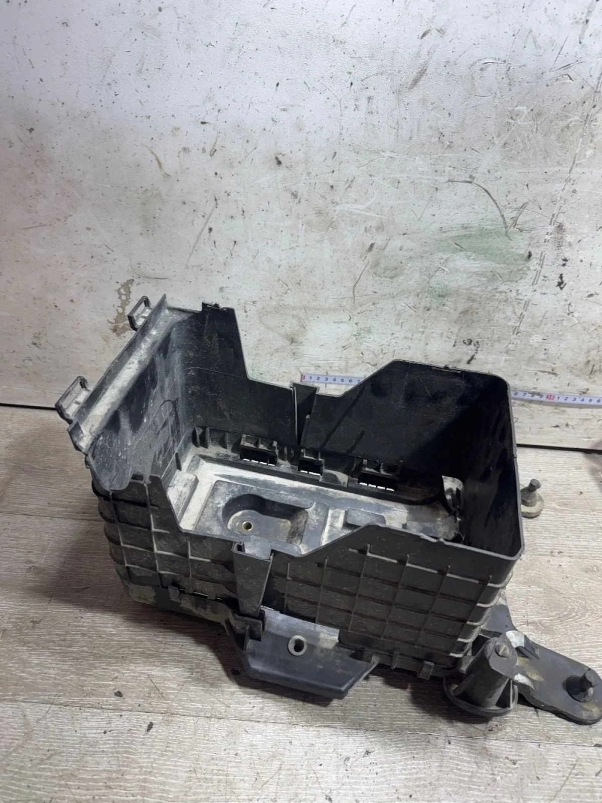 Площадка под аккумулятор Volkswagen Golf Mk5 (2003—2009)