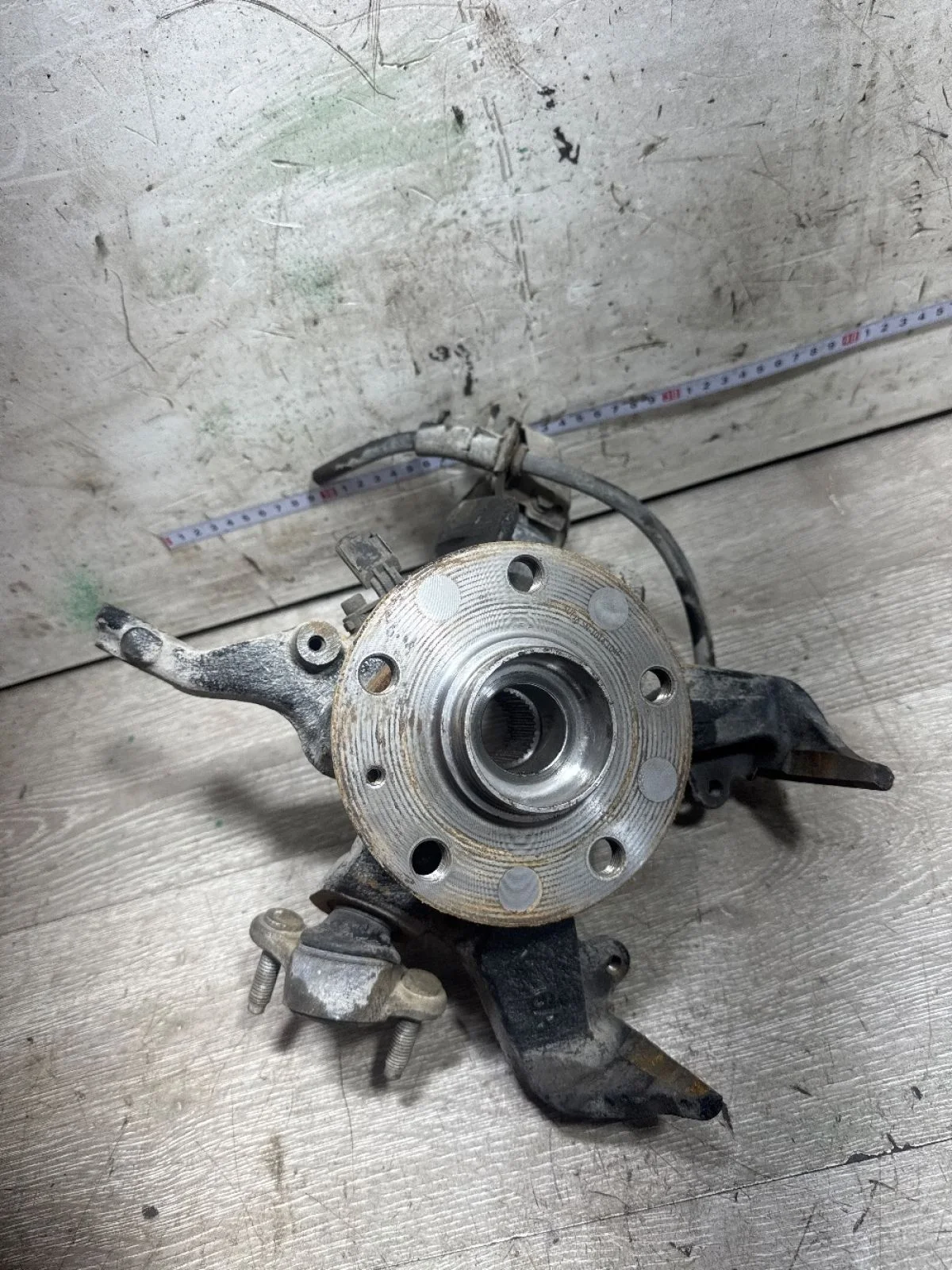 Кулак поворотный передний правый Volkswagen Golf Mk5 (2003—2009)