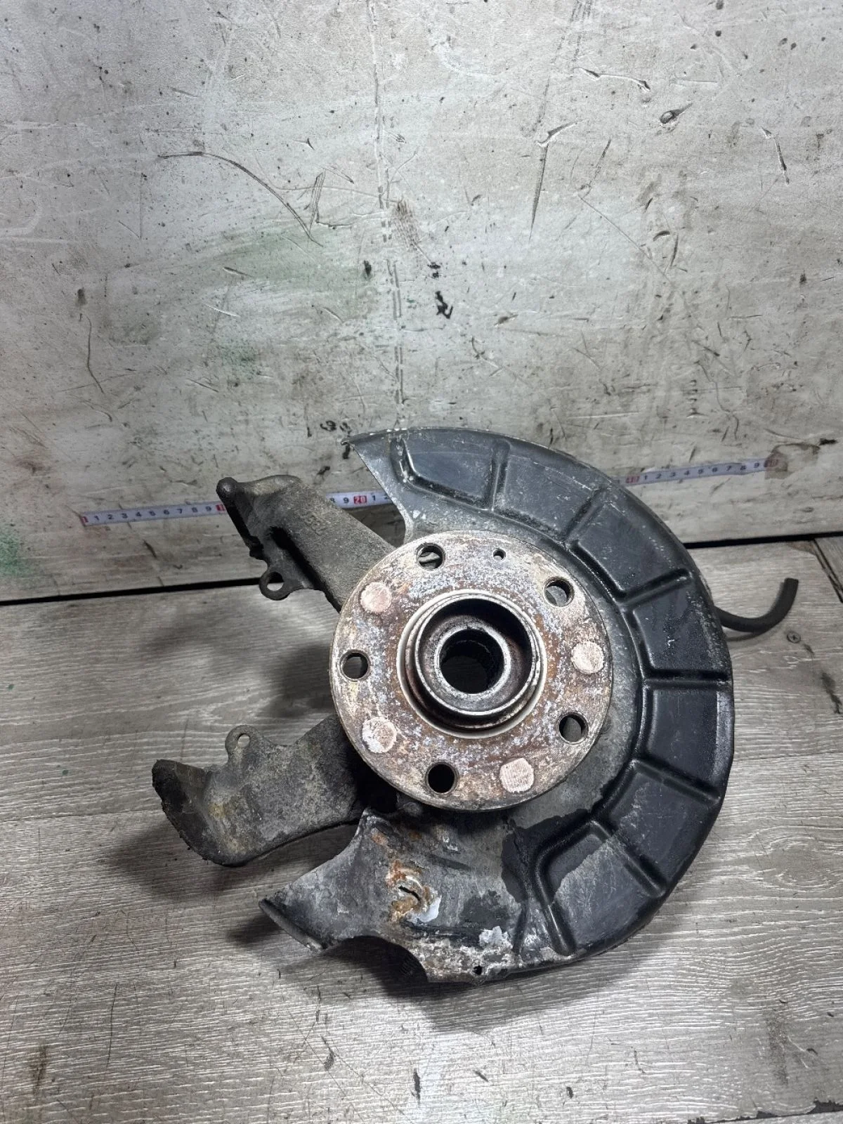 Кулак поворотный передний левый Volkswagen Golf Mk5 (2003—2009)