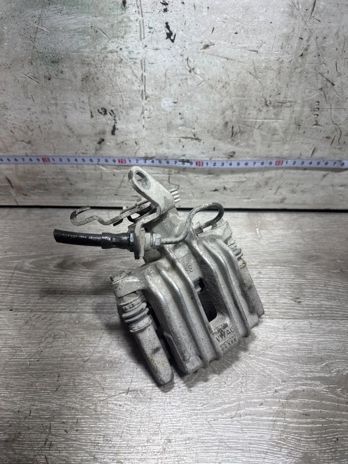 Суппорт тормозной задний левый Volkswagen Golf Mk5 (2003—2009)