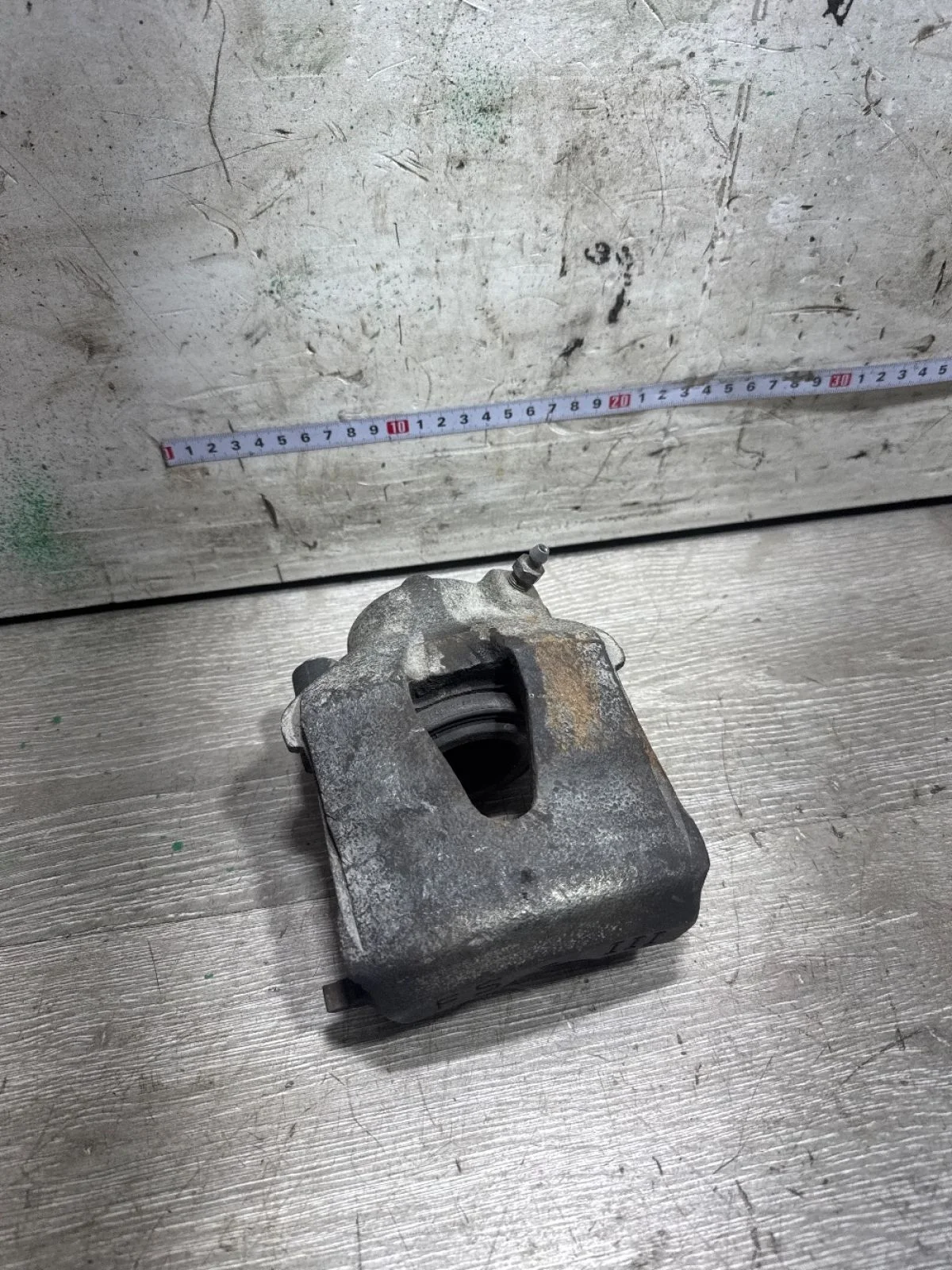 Суппорт тормозной передний левый Volkswagen Golf Mk5 (2003—2009)