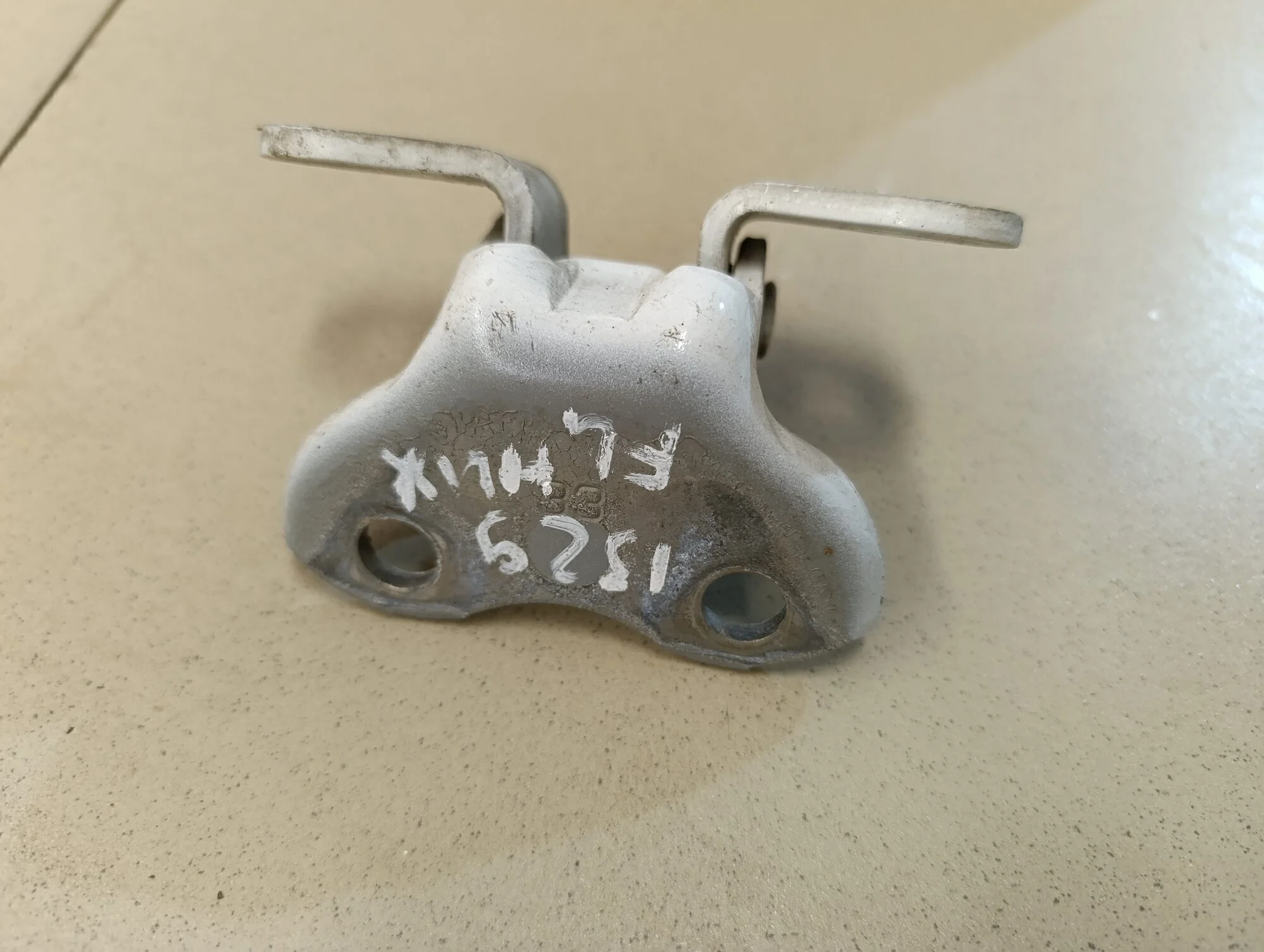 Петля двери передней левой нижняя RAV 4 2019>