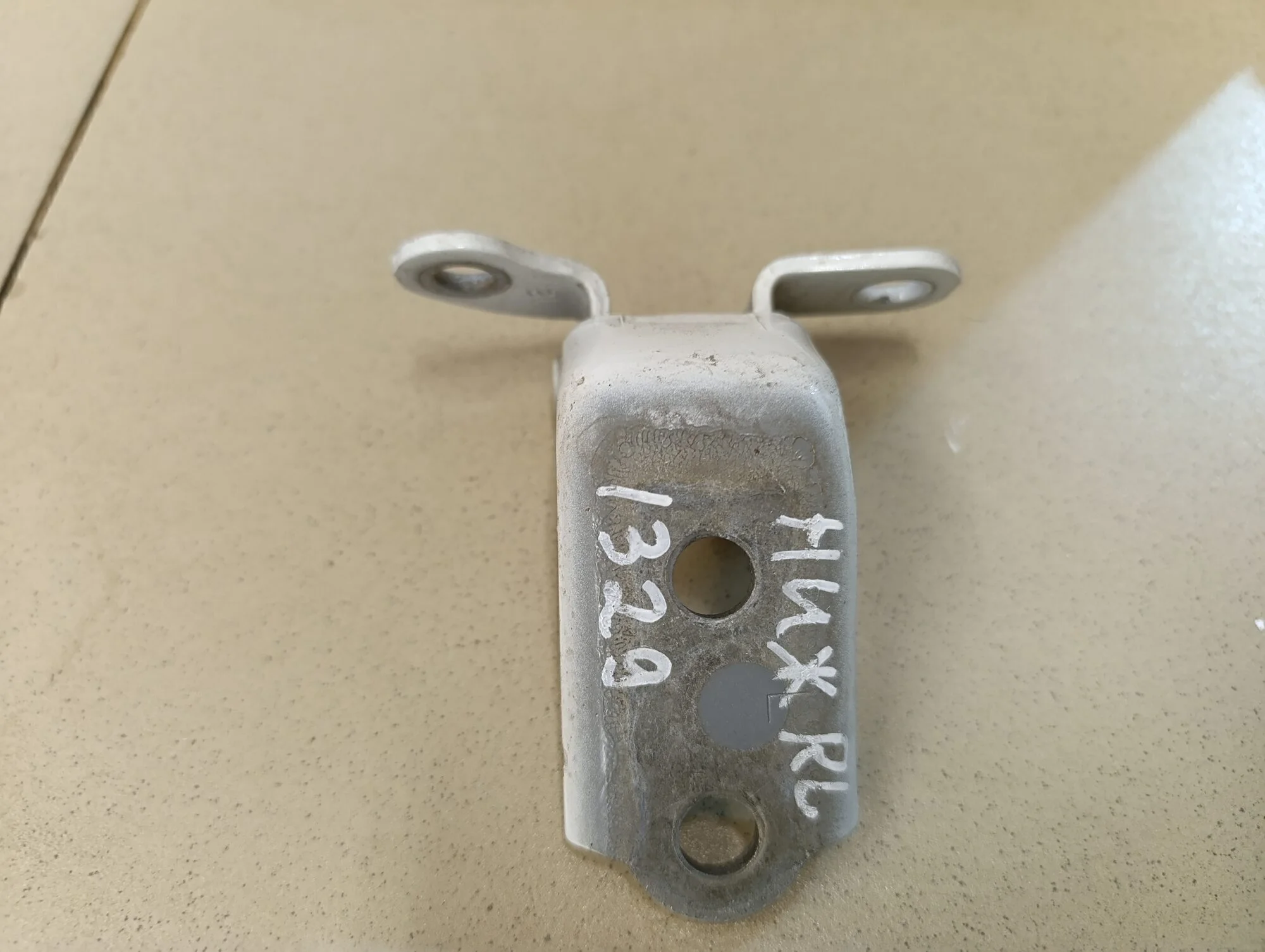 Петля двери задней левой нижняя RAV 4 2019>