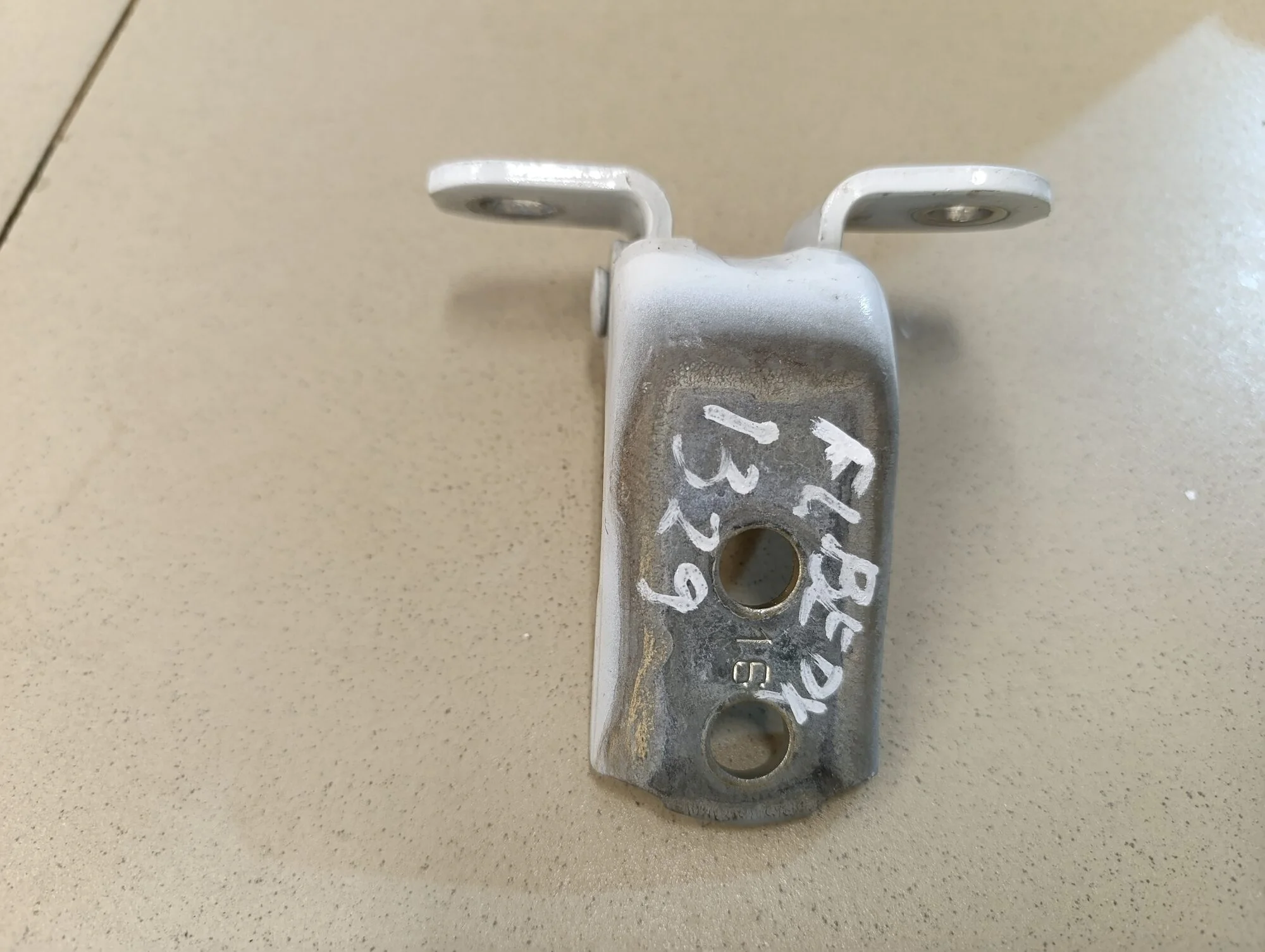 Петля двери передней левой верхняя RAV 4 2019>