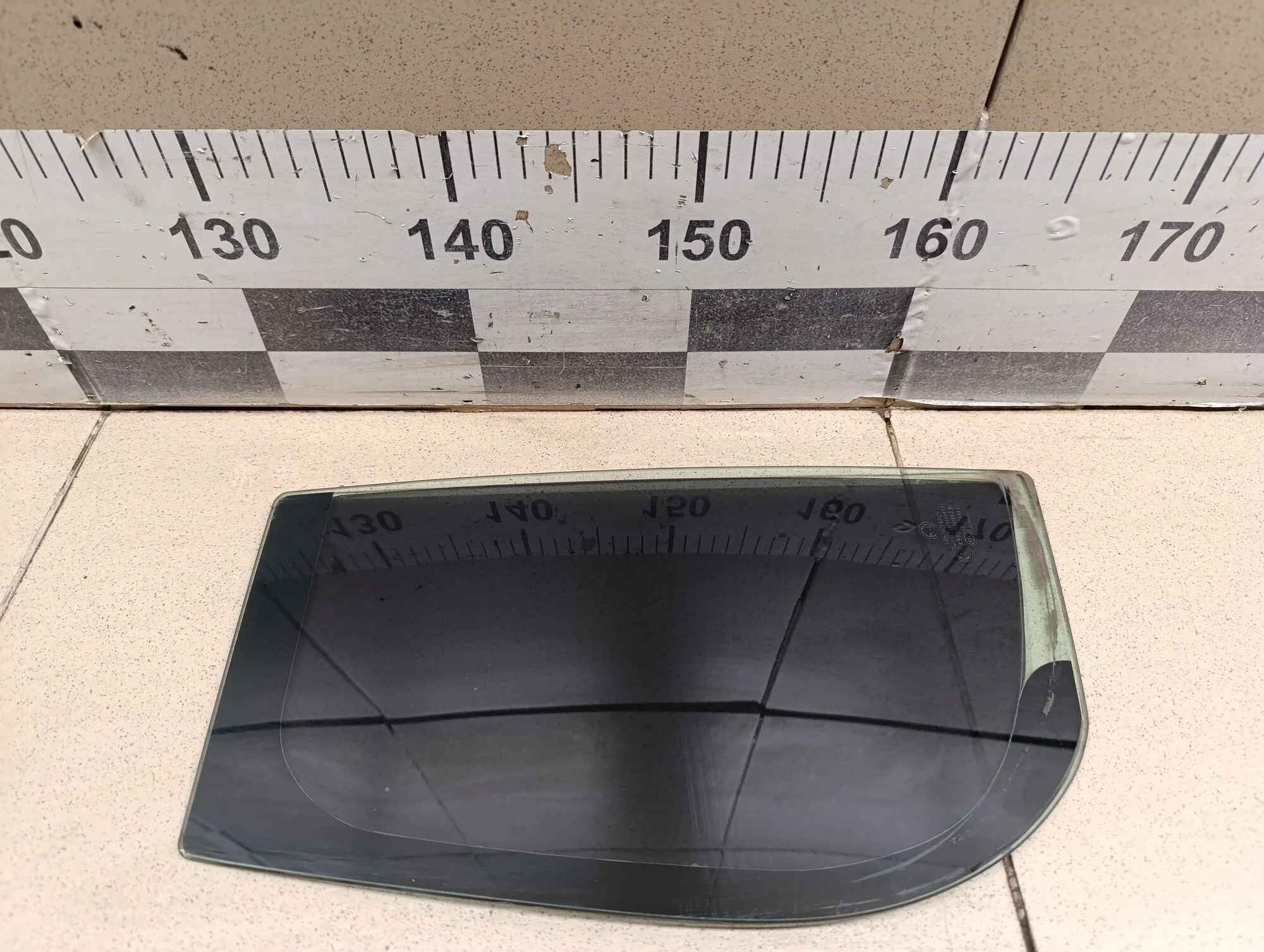 Стекло двери задней правой (форточка) Fabia 2007-2015