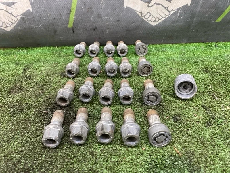 Болт колесный Volkswagen Golf 2015 5Q0698137 5G1 CHPA