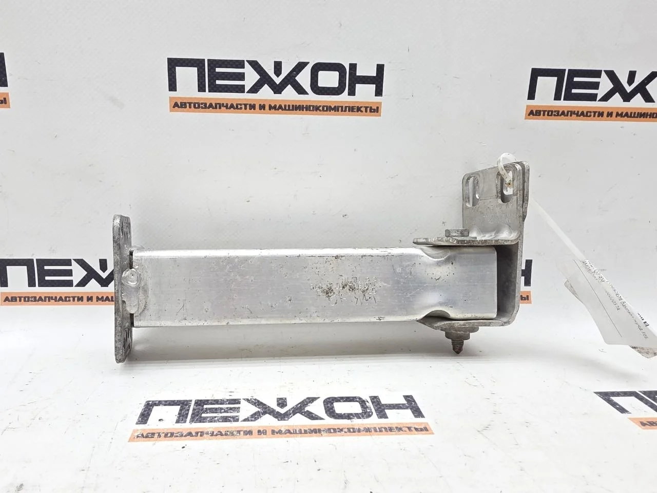 Кронштейн усилителя бампера AUDI Q7 4M0802037B 4M, передний левый