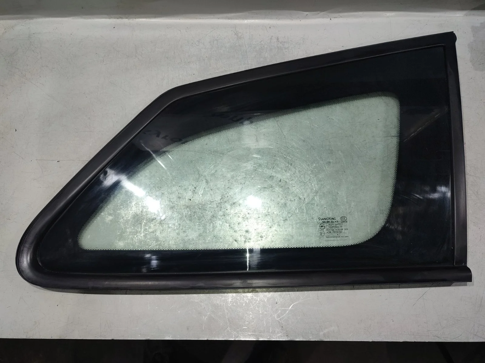 Стекло кузова (собачник) SsangYong Kyron 2009 D130