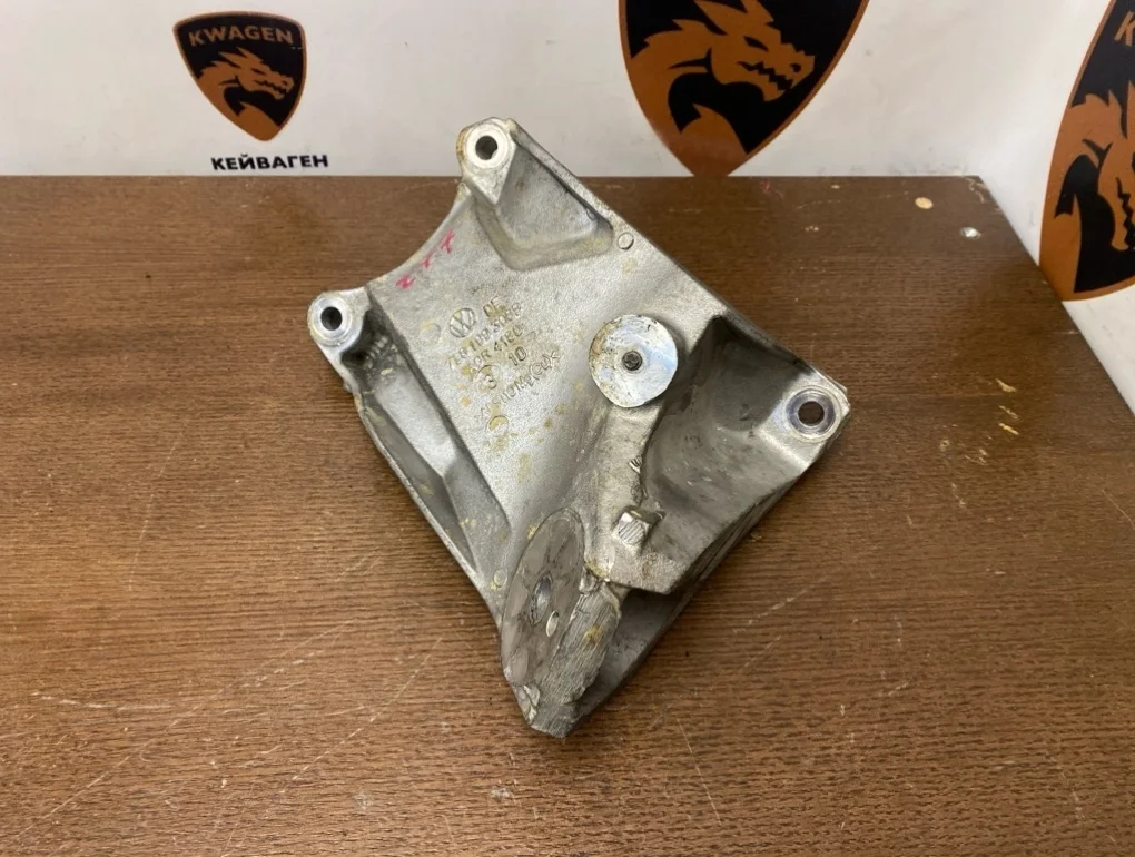 Кронштейн опоры двигателя Audi Q7 2010 4L