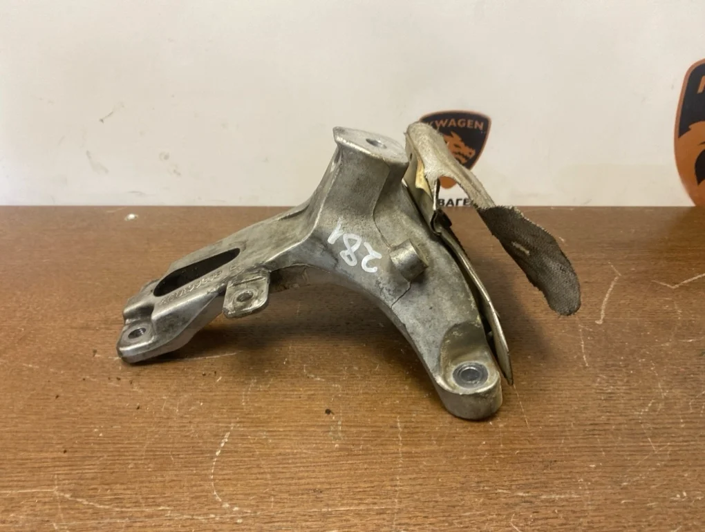 Кронштейн опоры акпп Audi SQ5 2013 8R