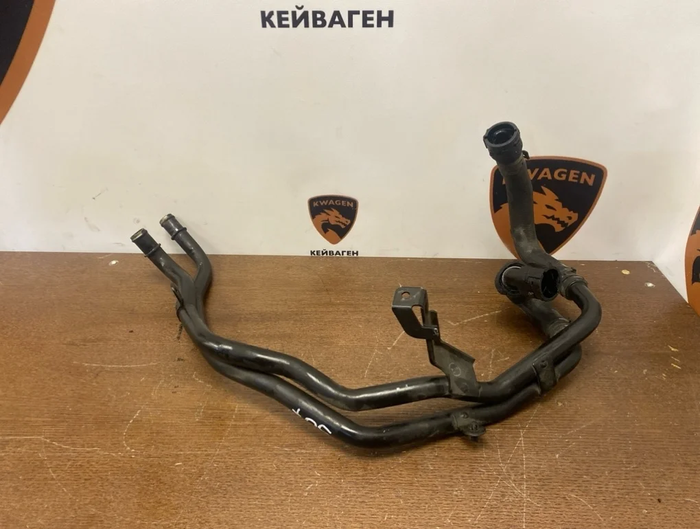 Патрубок системы охлаждения Audi Q7 2008 4L