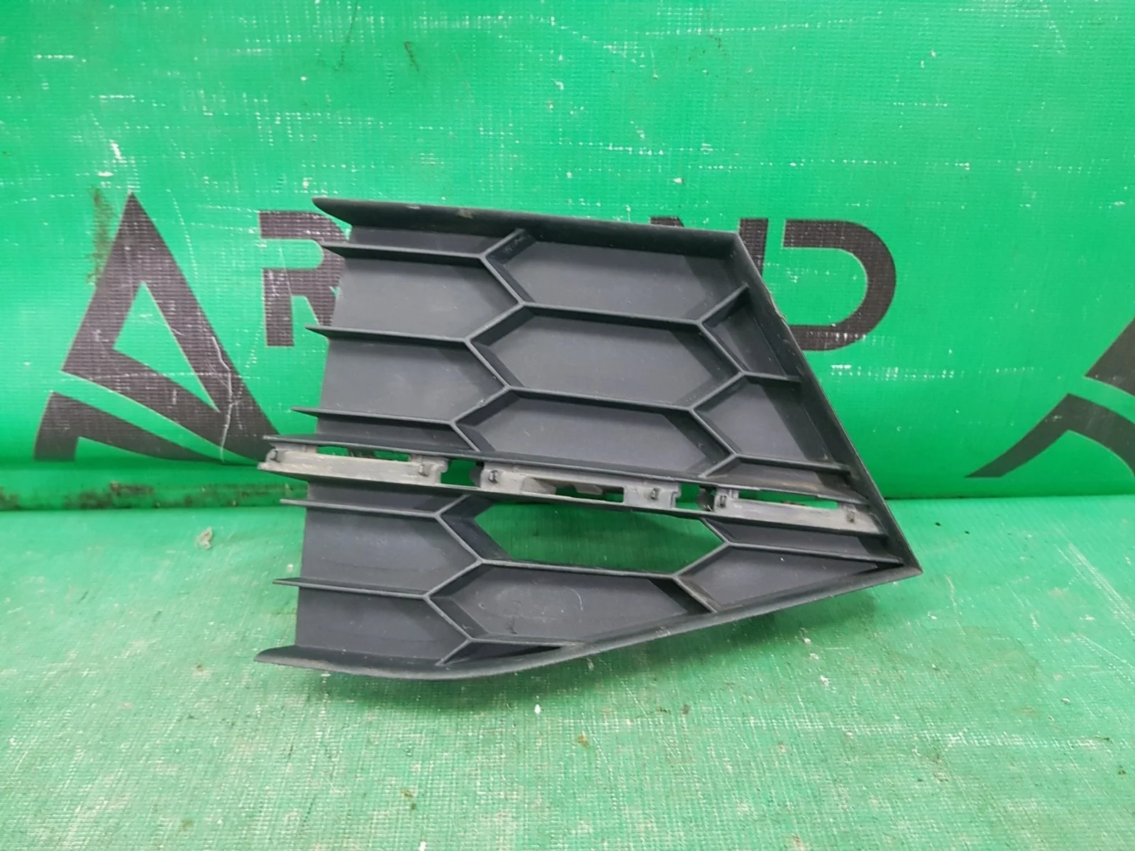 Решетка бампера SKODA SUPERB 2015 3