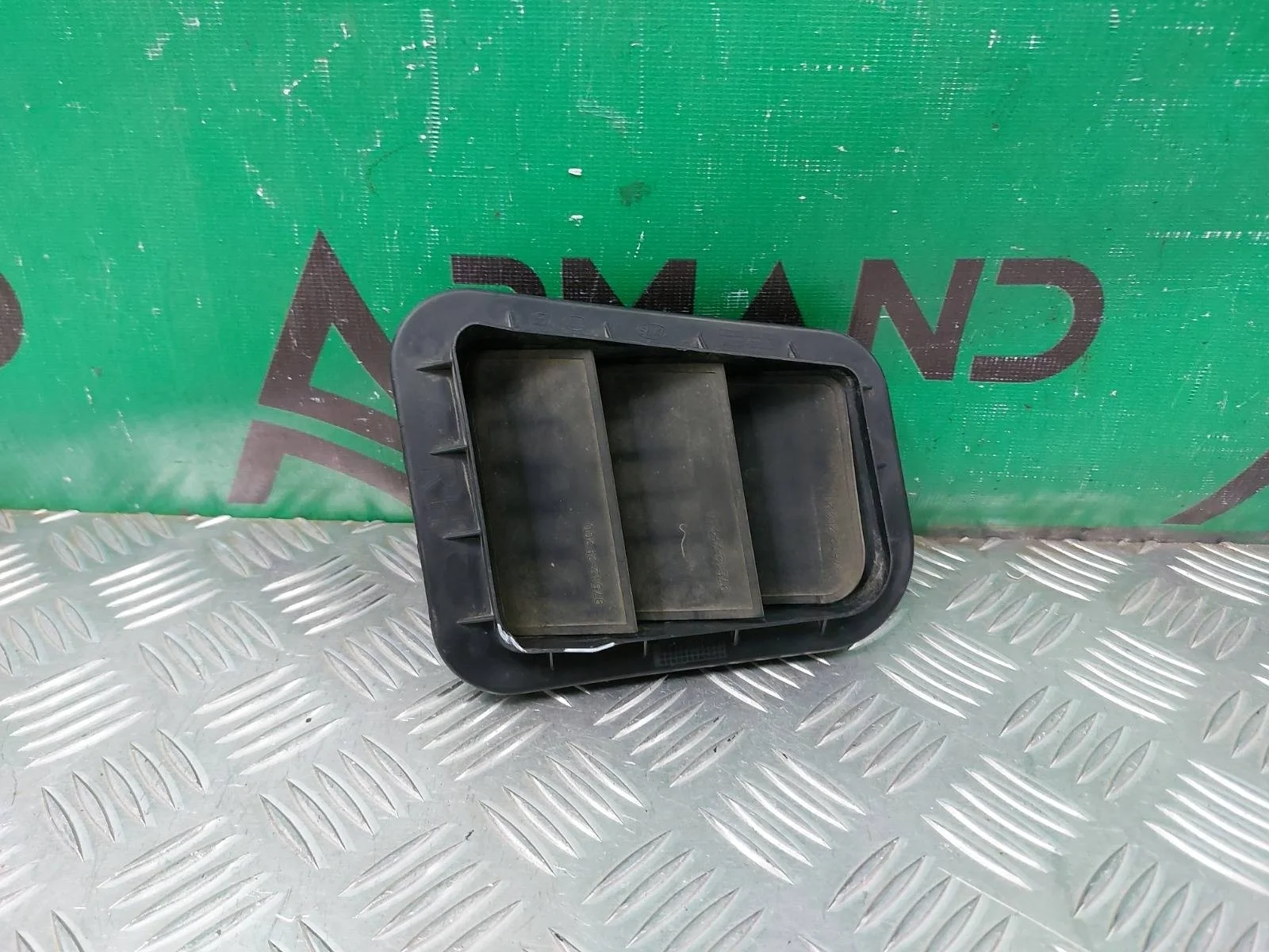 Решетка вентиляционная багажника Kia Rio 2017-нв 4 FB