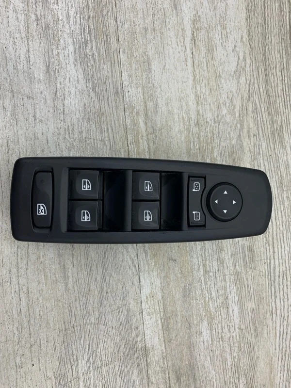 Блок управления стеклоподъемниками RENAULT MEGANE 2012 809610007R УНИВЕРСАЛ K9K636 D065745, передний правый