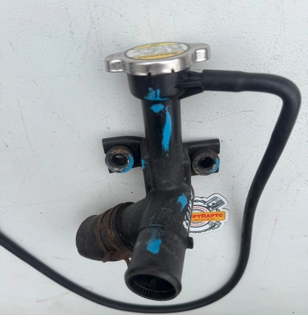 Тройник системы охлаждения (горловина радиатора) Kia Venga I (2009—2014)