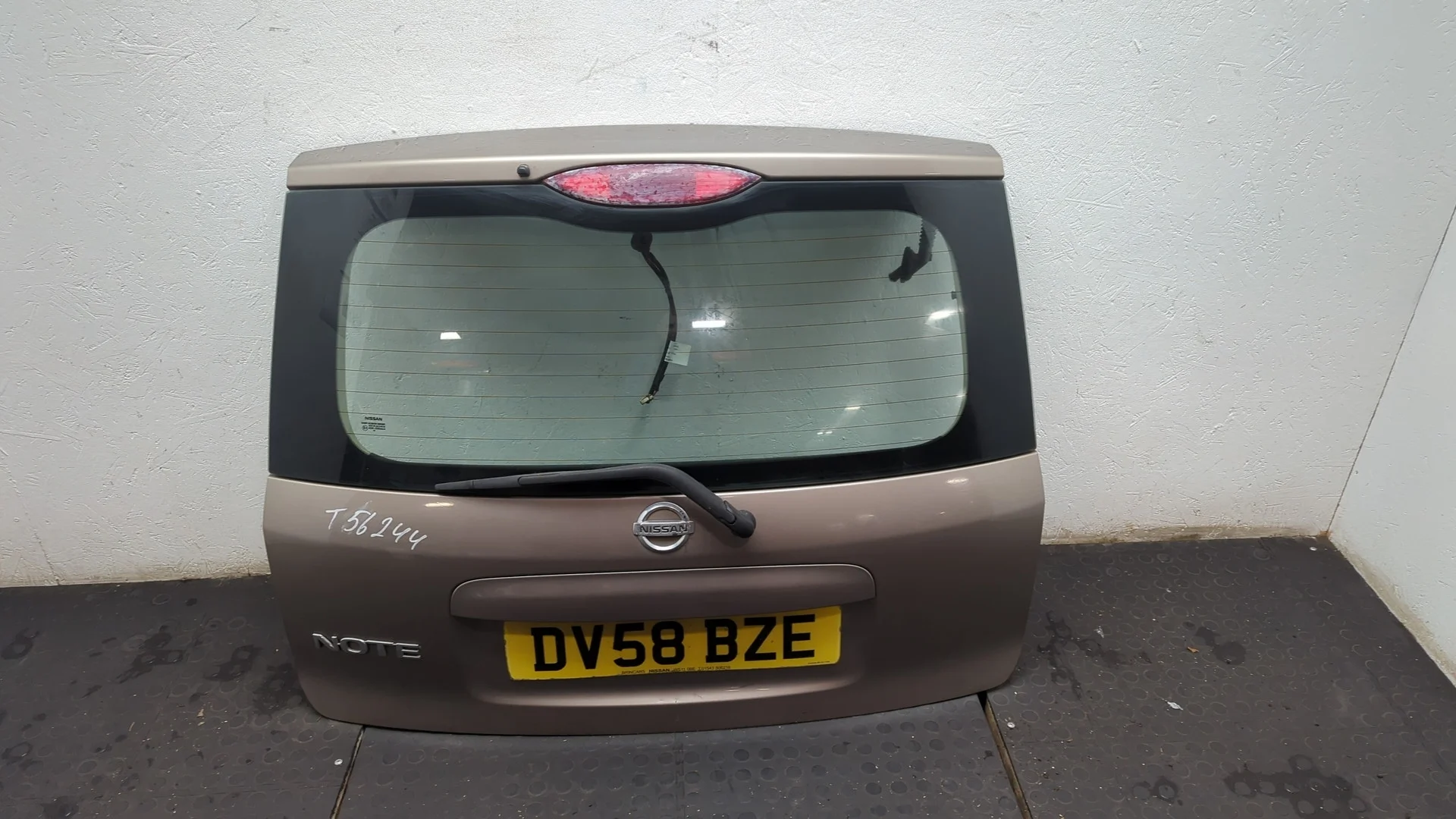 Крышка (дверь) багажника Nissan Note E11 2005-2013 КПП 5-ст.мех.(МКПП) CR14DE Бензин 1.4 л Инжектор