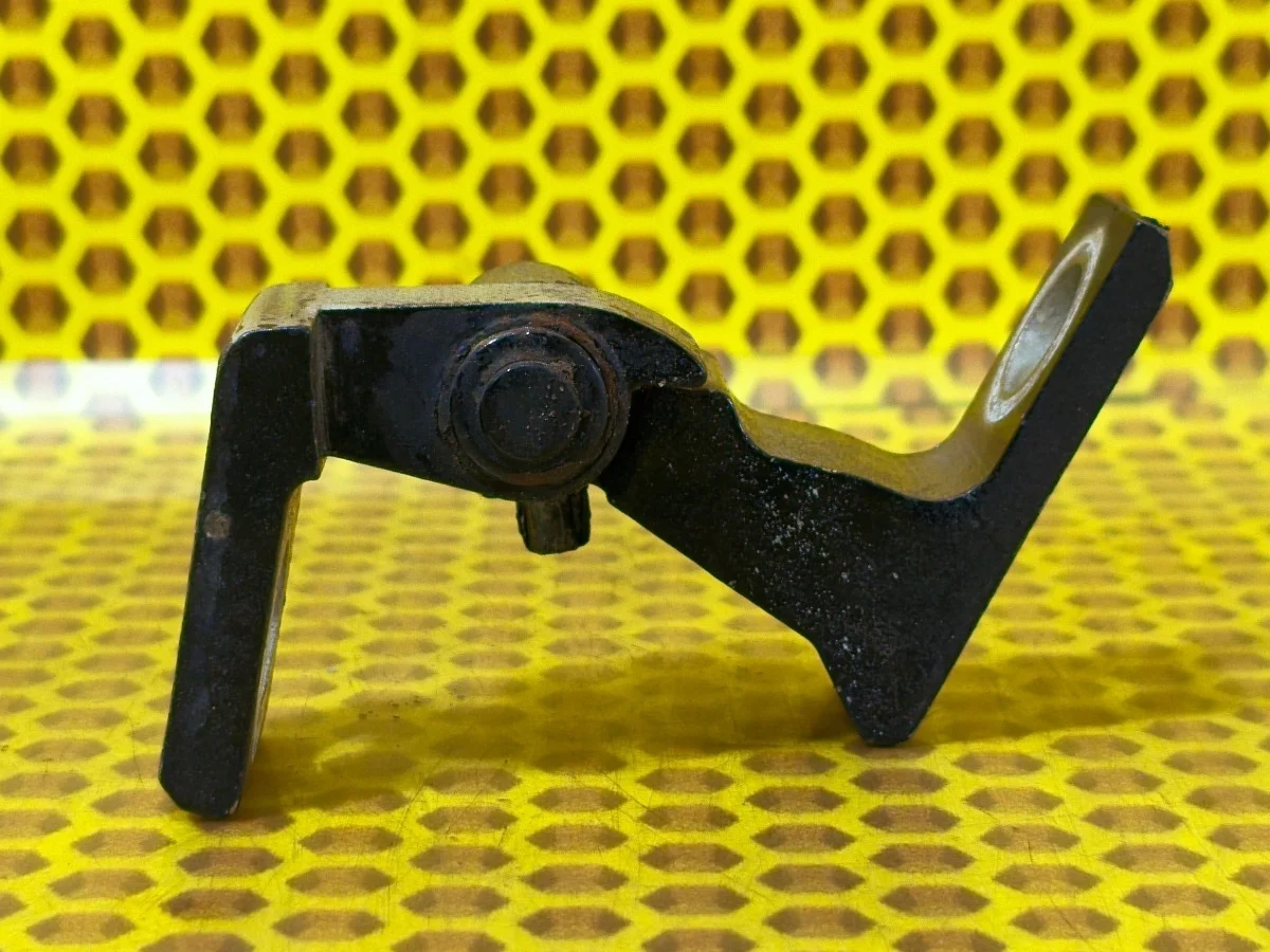 Петля двери передняя верхняя Skoda Octavia 2013 7N0831401 A7 CJSA, левая