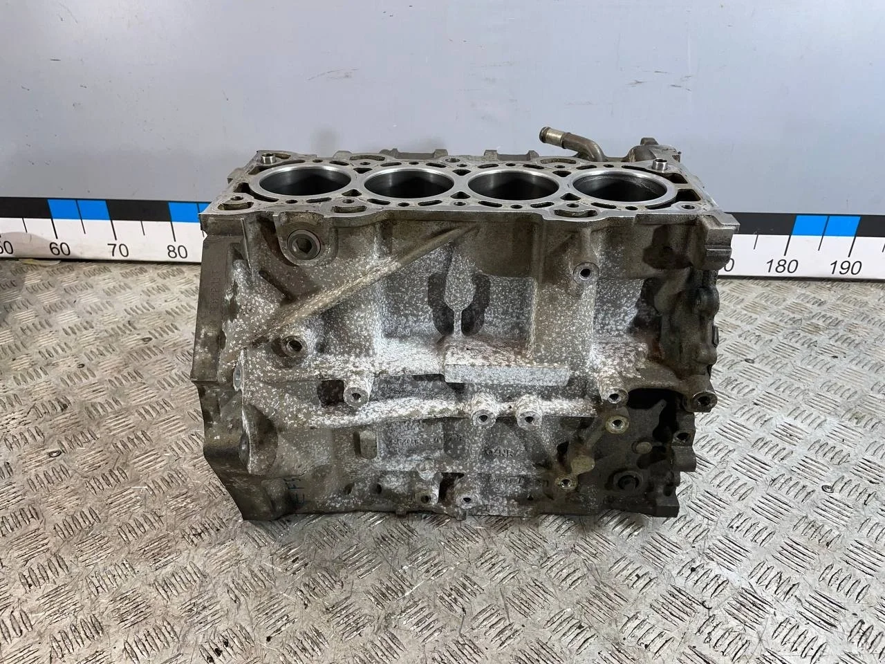 [ЧАСТЬ Б/У] Низ двигателя QQDB 1,8 - только блок двигателя, раковины в первом цилиндре [Под ремонт] [Код: 00641868 ]