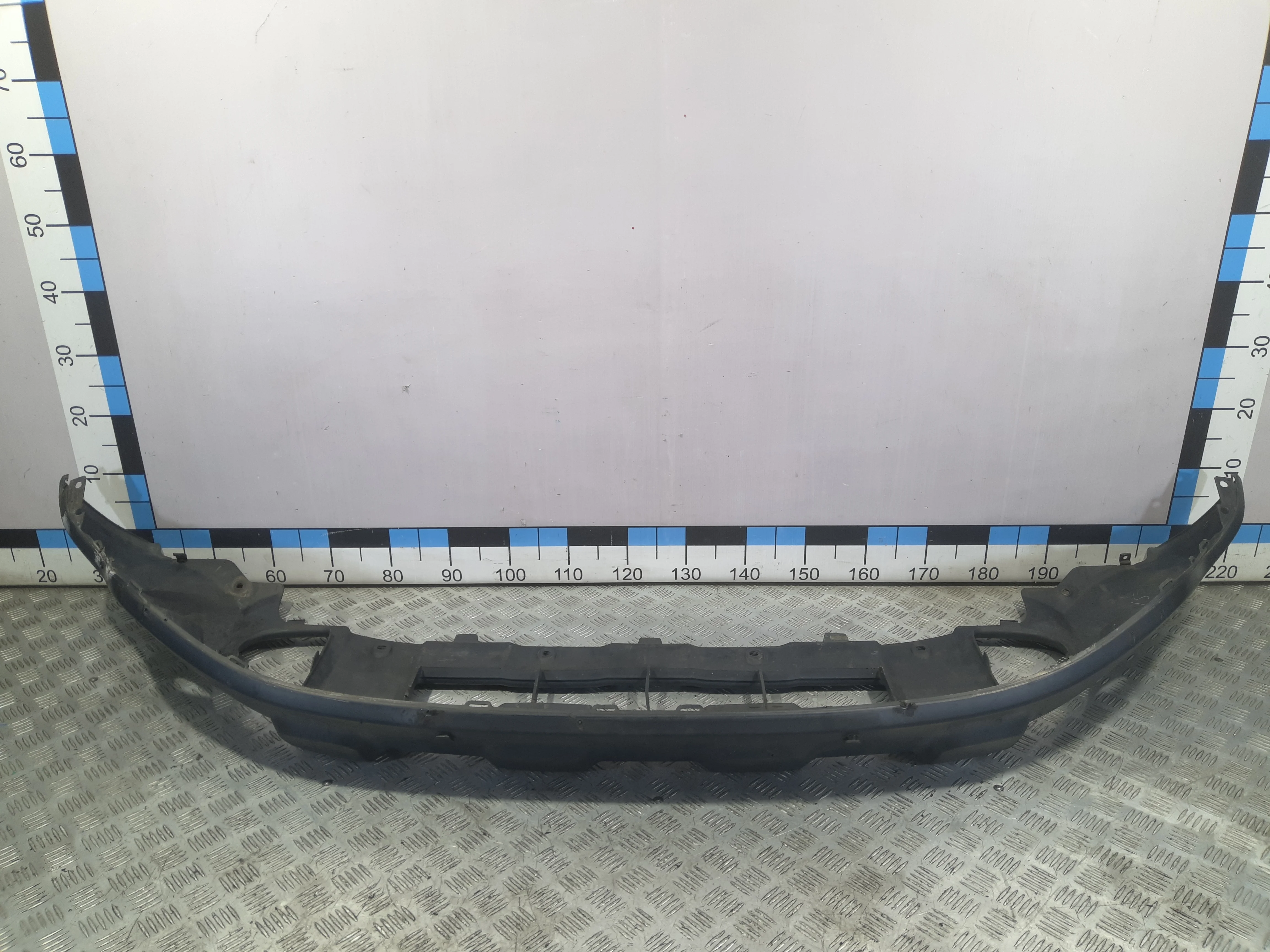 [Б/У] Бампер передний нижний - Отверстия от саморезов, небольшая трещина в правом углу, трещины на креплениях, царапины [Незначительные дефекты] [Код: 00469485]