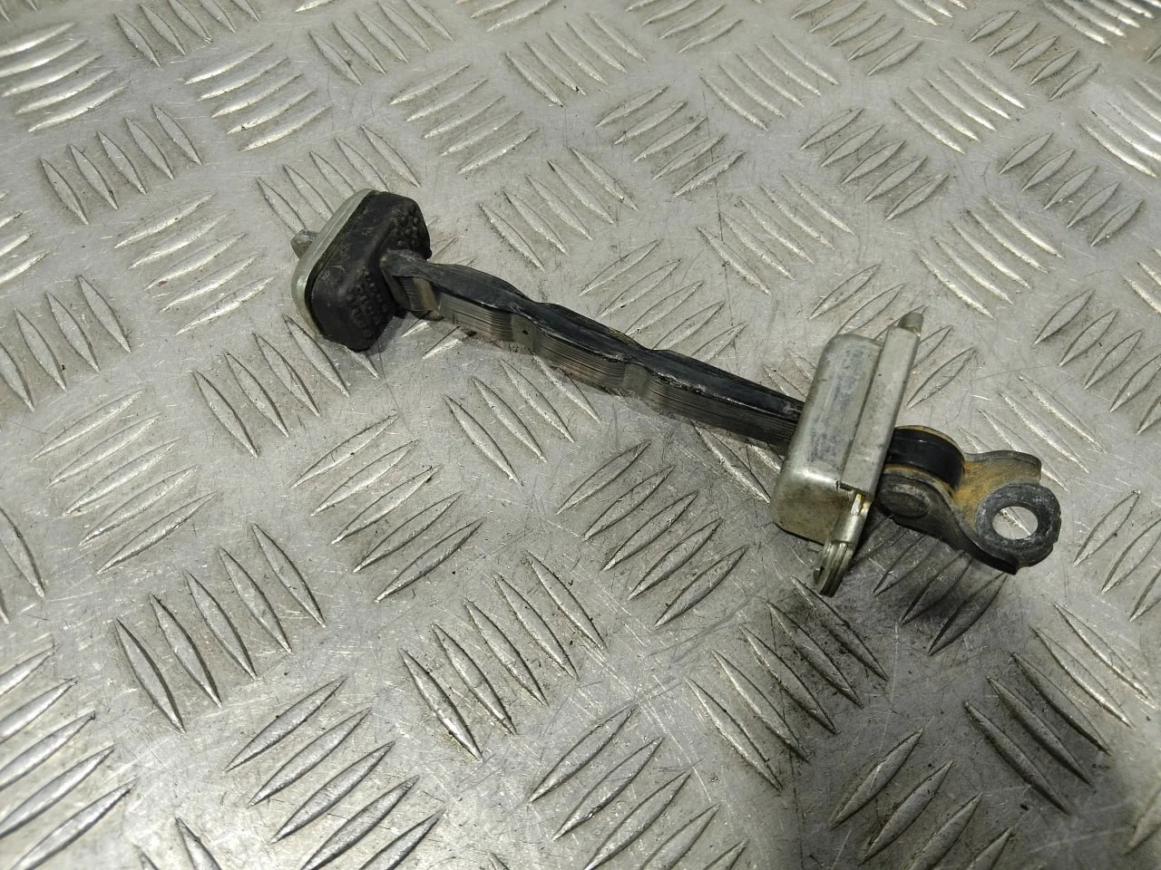 [Б/У] Ограничитель двери передний правый [Код: 00594133]