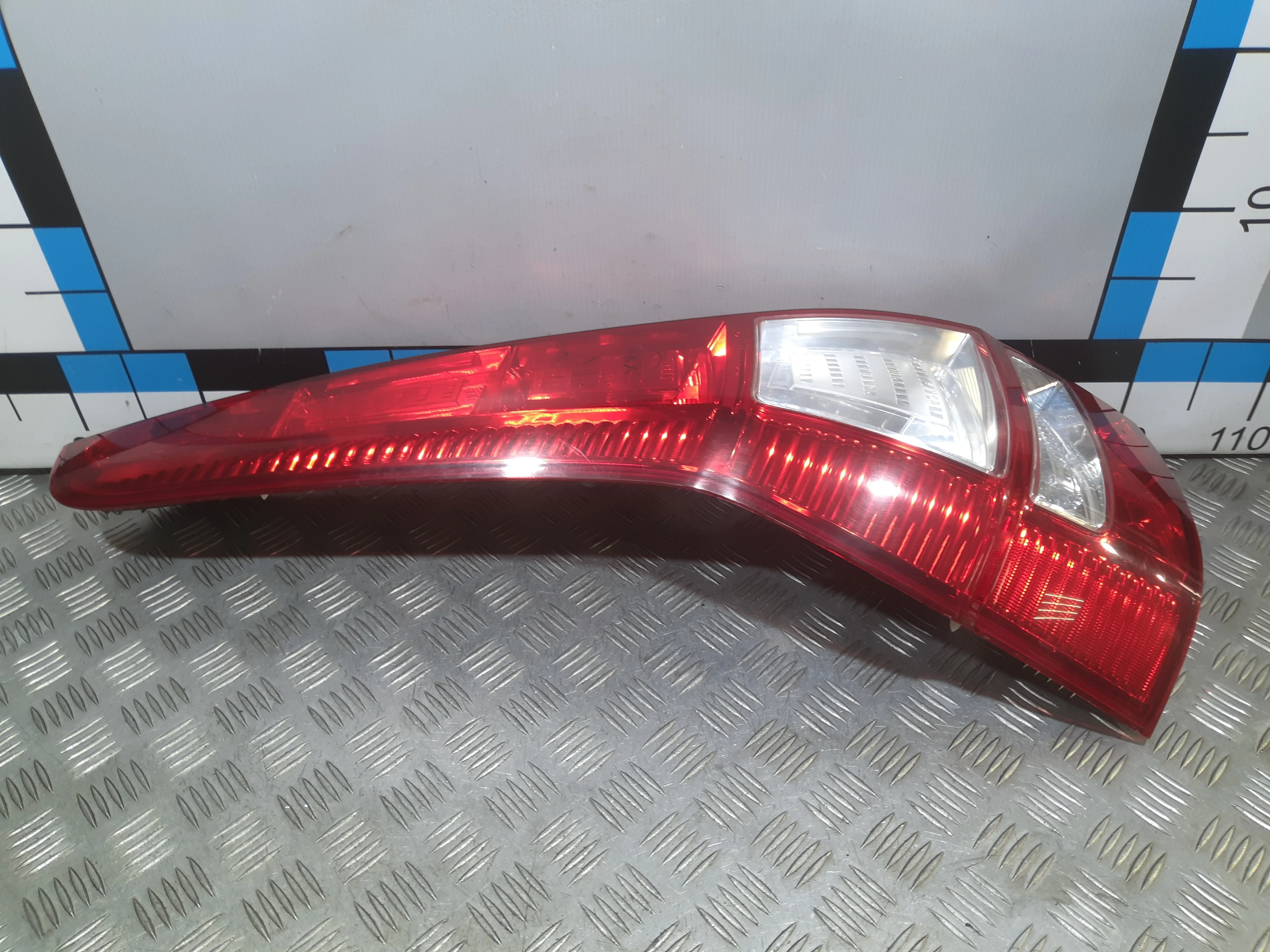 [Б/У] Фонарь задний левый - (Состояние: отломано верхнее крепление, небольшой скол пластика с трешиной) [Незначительные дефекты] [Код: 00469281]