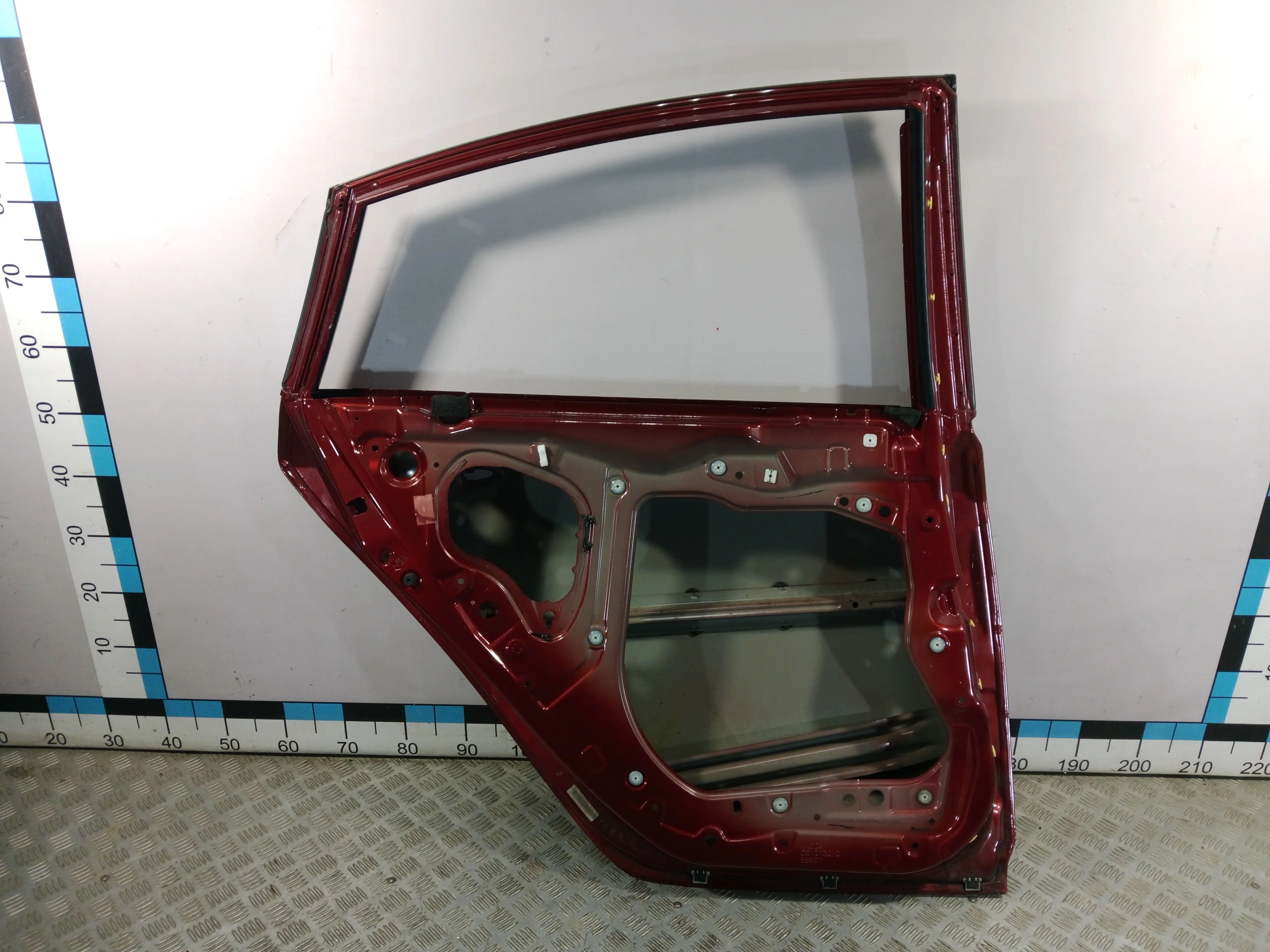 [Б/У] Дверь задняя левая Mazda 6 2007-2013 - Небольшая вмятина на декоративной штамповке [Код: 00409238]