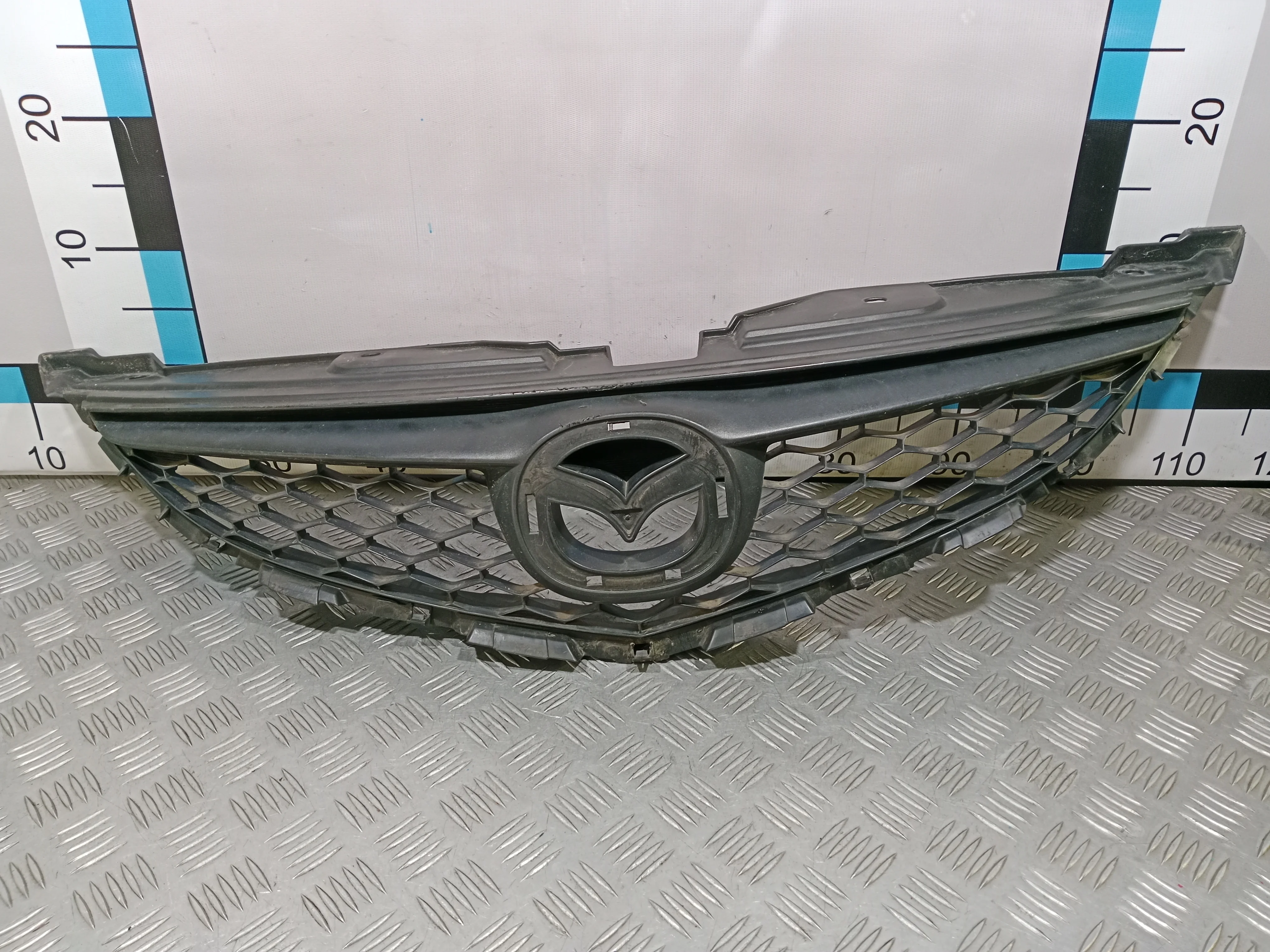 [Б/У] Решетка радиатора - Сломано три нижних крепления. Только сама решетка. Без значка и хром накладки [Незначительные дефекты] [Код: 00406688]