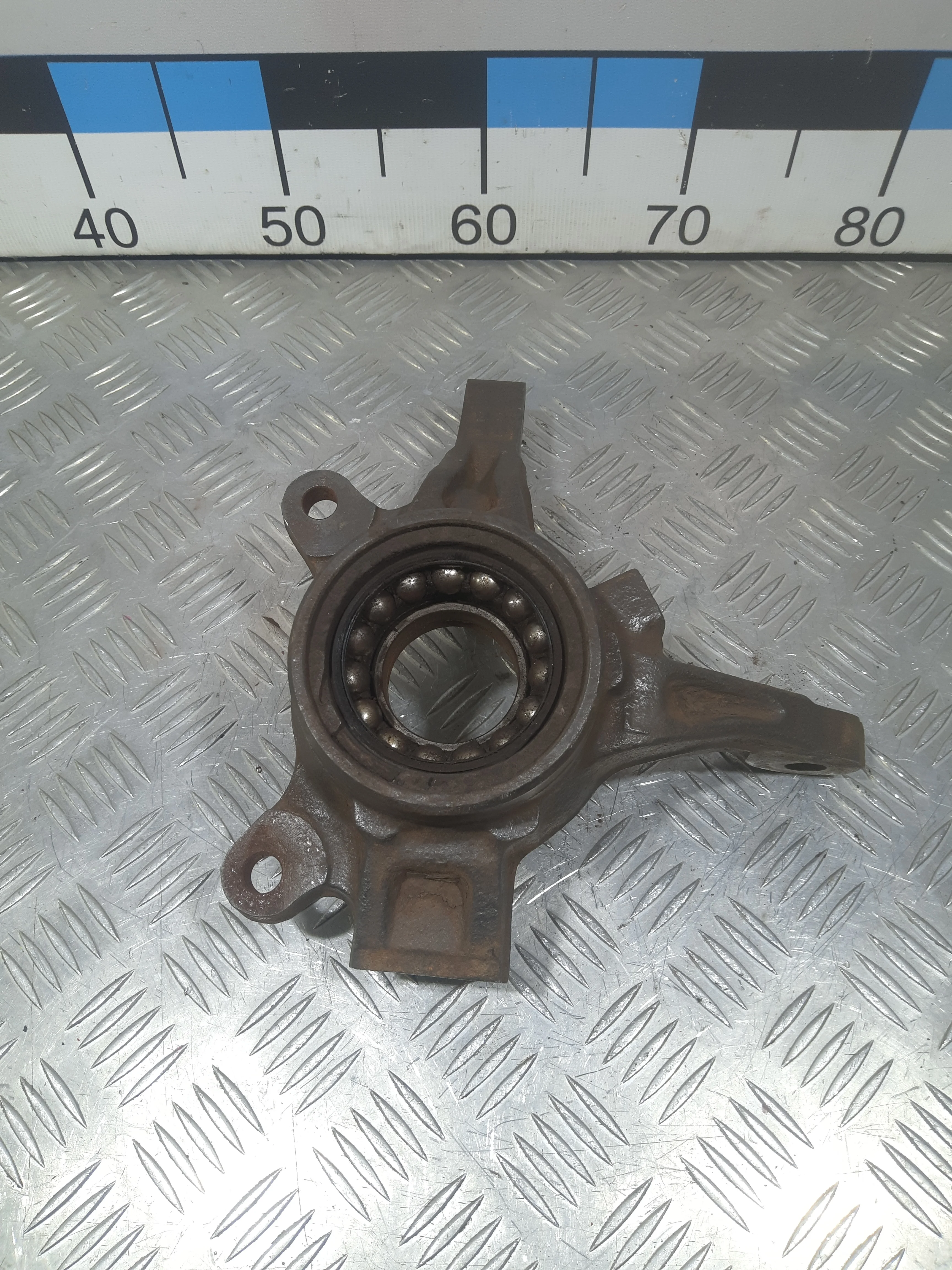 [Б/У] Кулак поворотный Mitsubishi Outlander 2008 - передний левый, обломана шпилька под ABS [Незначительные дефекты] [Код: 00370406]