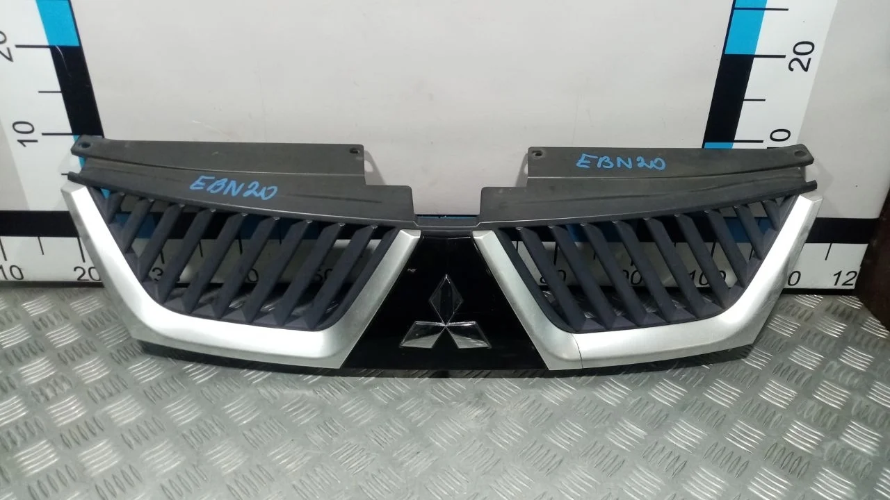 [Б/У] Решетка радиатора Outlander - (Состояние: трещина 5см сломанна 1 направляющая ) [Незначительные дефекты] [Код: 00378008]