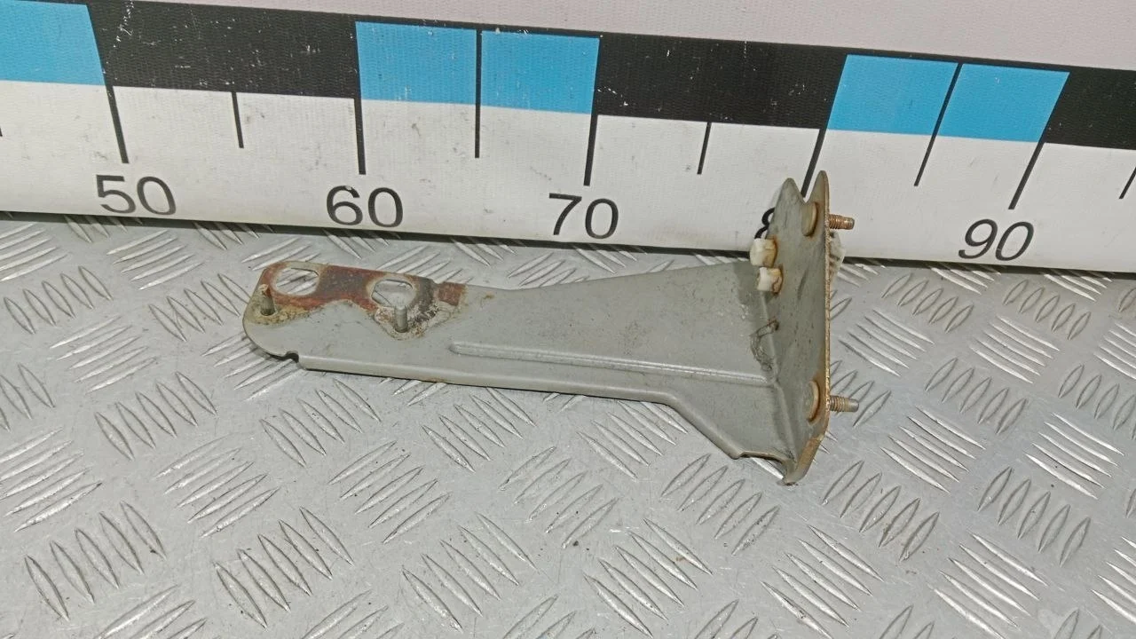 [Б/У] Кронштейн фар правый Nissan X-Trail (T30) [Код: 00387489]