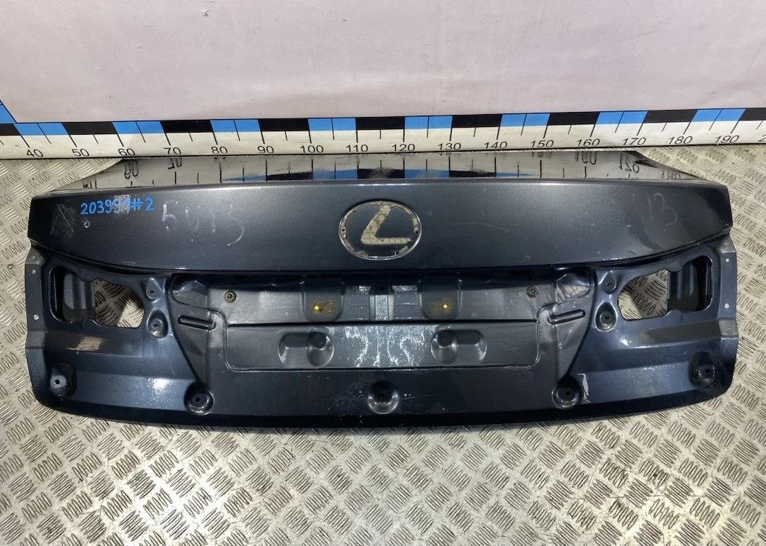 [Б/У] Крышка багажника Lexus IS 250/350 2005 - маленькая вмятинка [Незначительные дефекты] [Код: 00316678]