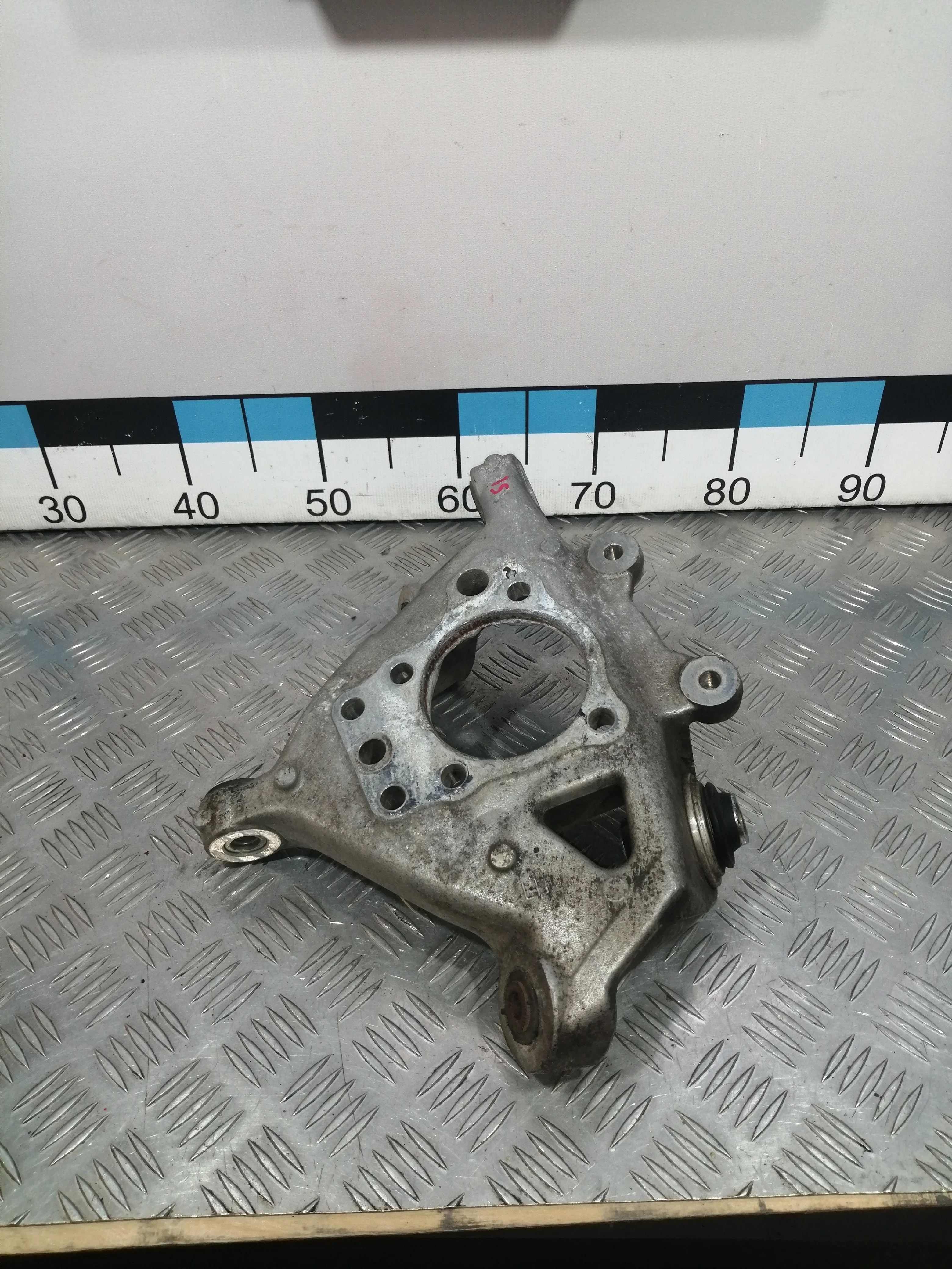 [Б/У] Кулак поворотный задний левый - Сайлентблоки под замену [Незначительные дефекты] [Код: 00369020]