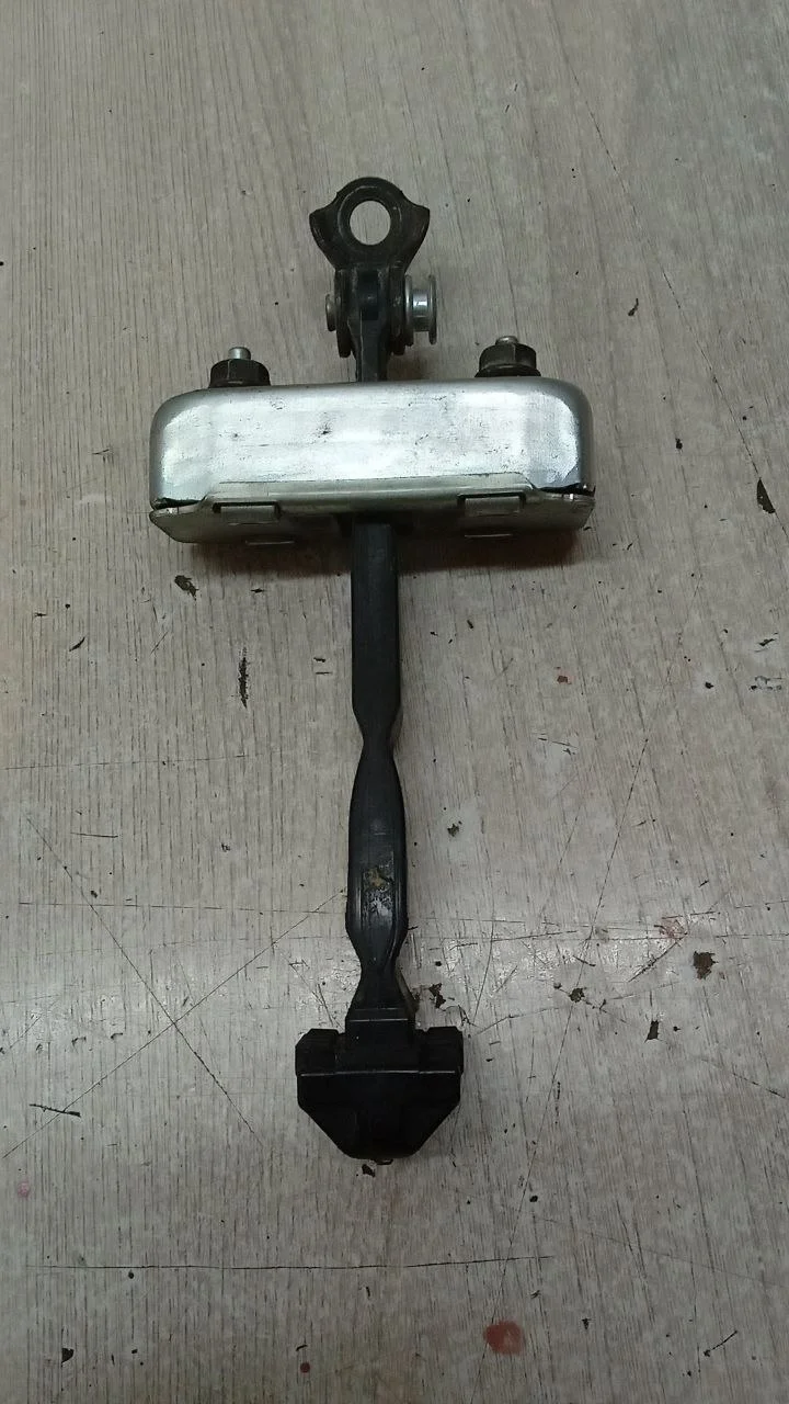 [Б/У] Ограничитель двери Lexus [Код: 00636420]