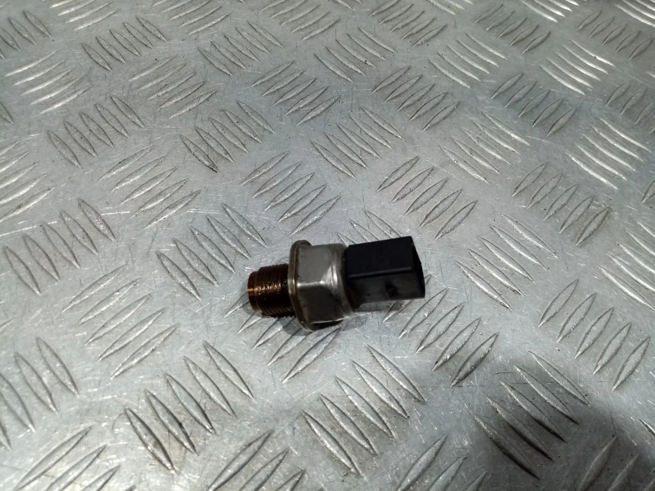 [Б/У] Датчик давления топлива - Скол пластика [ХОРОШЕЕ] [Код: 00684128 ]