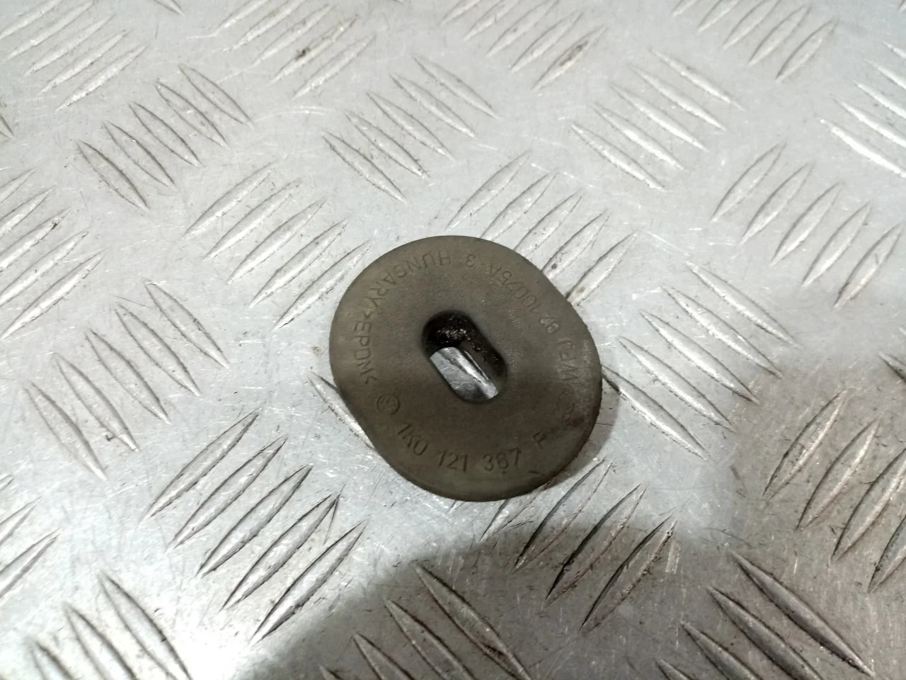 [Б/У] Кронштейн крепления радиатора нижний [Код: 00684842 ]