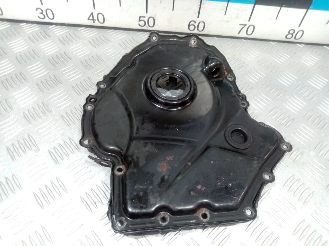 [Б/У] Крышка двигателя передняя - (Состояние: незначительные следы от цепи) [ХОРОШЕЕ] [Код: 00685077 ]