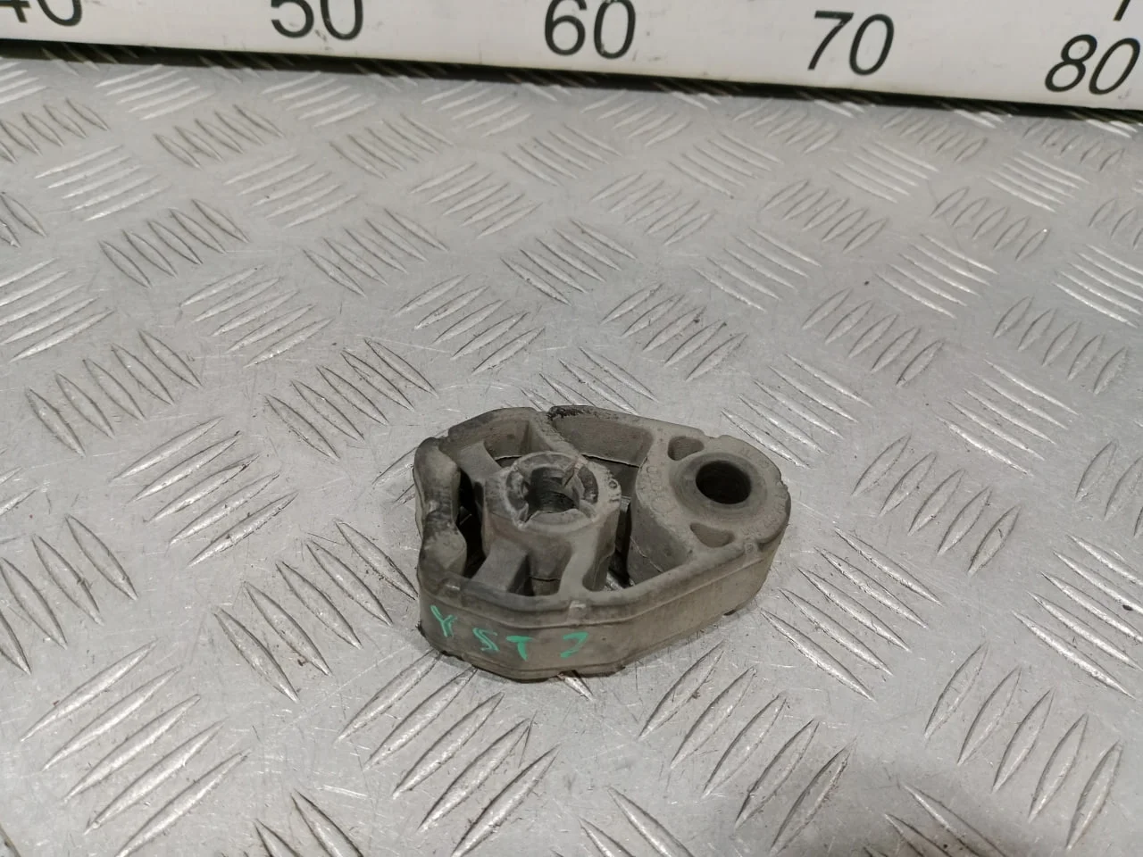 [ЧАСТЬ Б/У] Кронштейн глушителя Audi - Только подушка, без кронштейна [Код: 00684493 ]