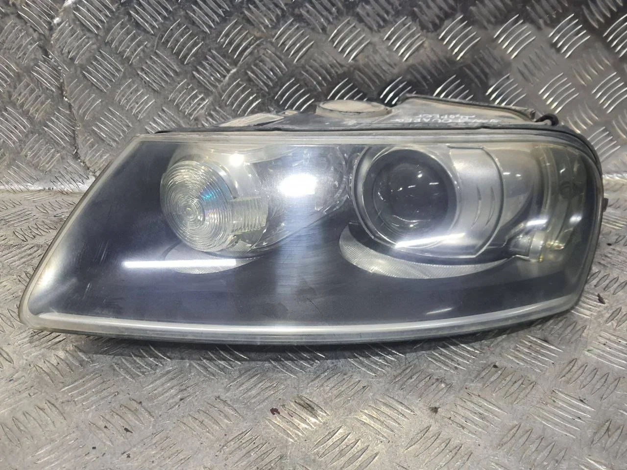 фара левая Volkswagen Touareg