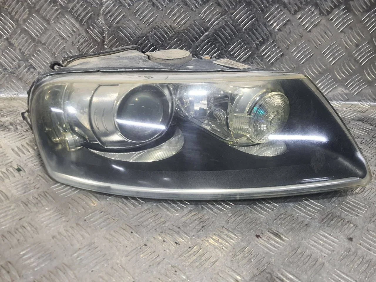 фара правая Volkswagen Touareg