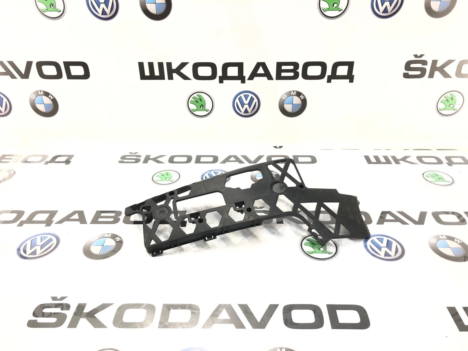 Направляющая бампера Volkswagen Passat 2011 3AA807177 B7 2.0 CFFB, передняя левая