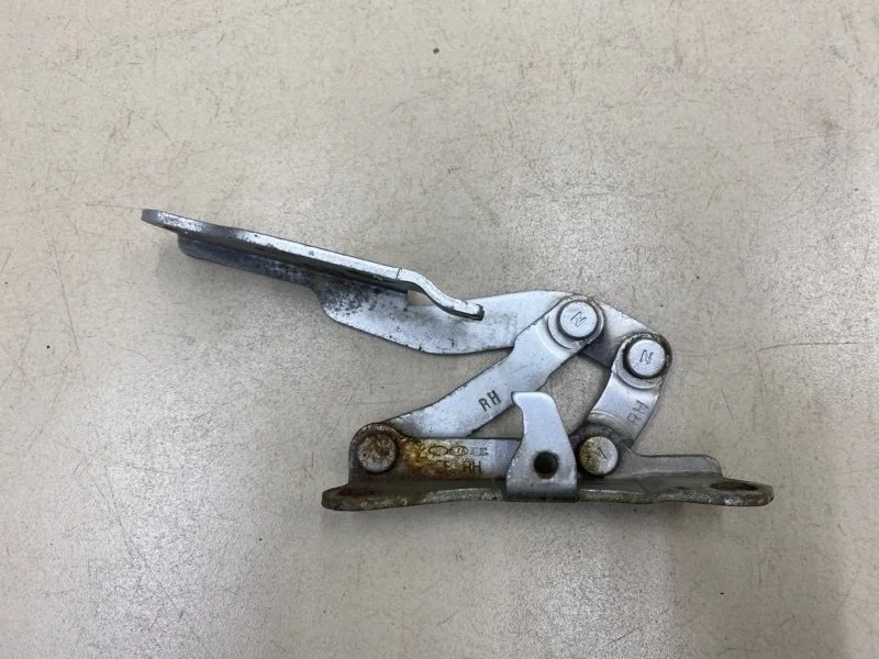 Петля капота правая Hyundai Sonata 4 EF G4JS 2.4