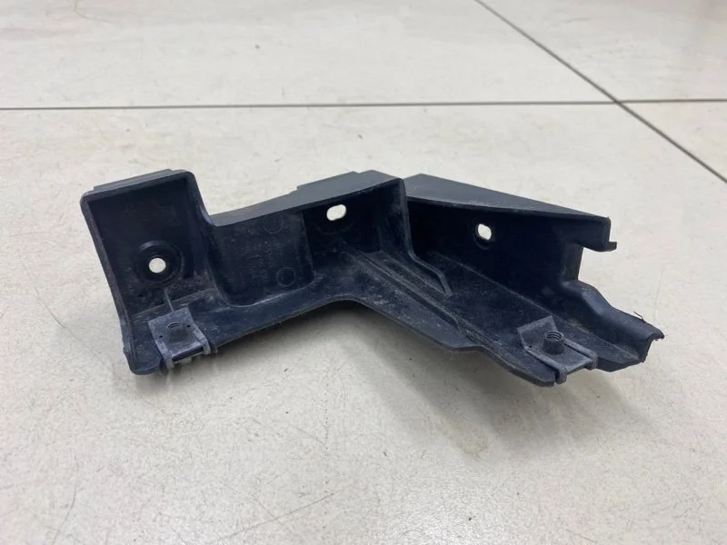 Кронштейн бампера задний правый Volkswagen Jetta 5